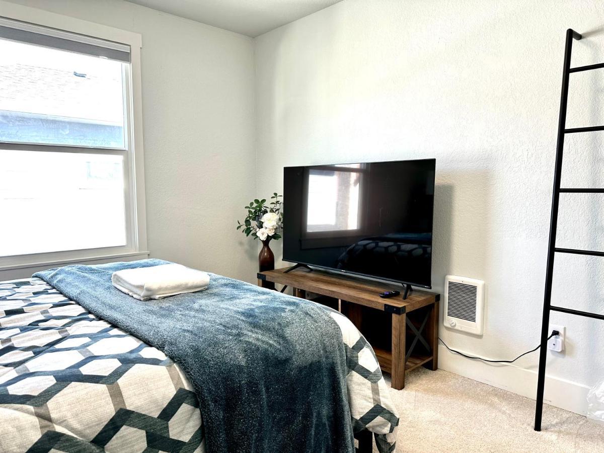 Tacoma 2 Bedrooms 1 Baths Sleep 5 With Compact Kitchen Luaran gambar